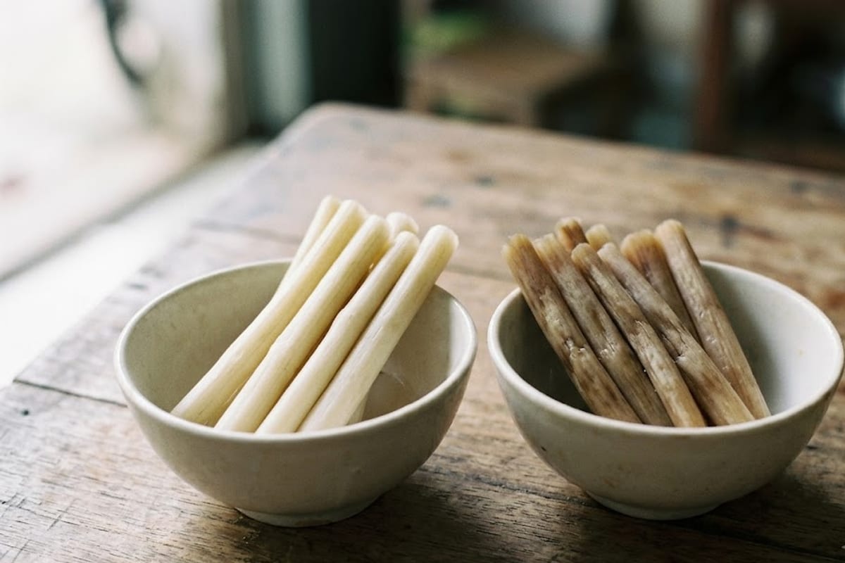 Ngó sen ngâm đạt trắng ngà, so với ngó sen bị thâm nâu